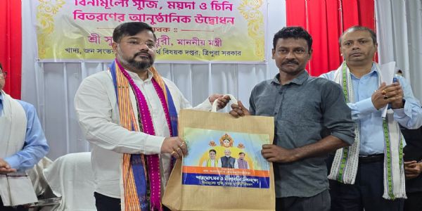 দুর্গাপুজো পেরিয়ে লক্ষ্মীপুজোর মুখে রেশনের ‘উপহার’, ৯ কোটি খরচেও সময়মতো সুবিধা পেলেন না গ্রাহকরা
