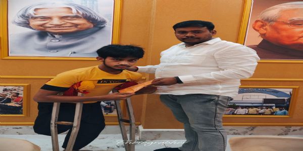 শারীরিক প্রতিবন্ধকতাকে হার মানিয়ে পড়াশোনায় এগিয়ে চলা সামিরুলের পাশে খানাকুলের বিধায়ক সুশান্ত ঘোষ