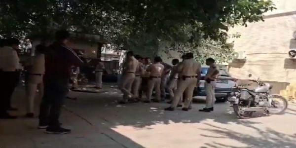 দিল্লির শাহদরায় দ্বাদশ শ্রেণির ছাত্রীর অগ্নিদগ্ধ দেহ উদ্ধার, তদন্তে পুলিশ ও ফরেনসিক দল