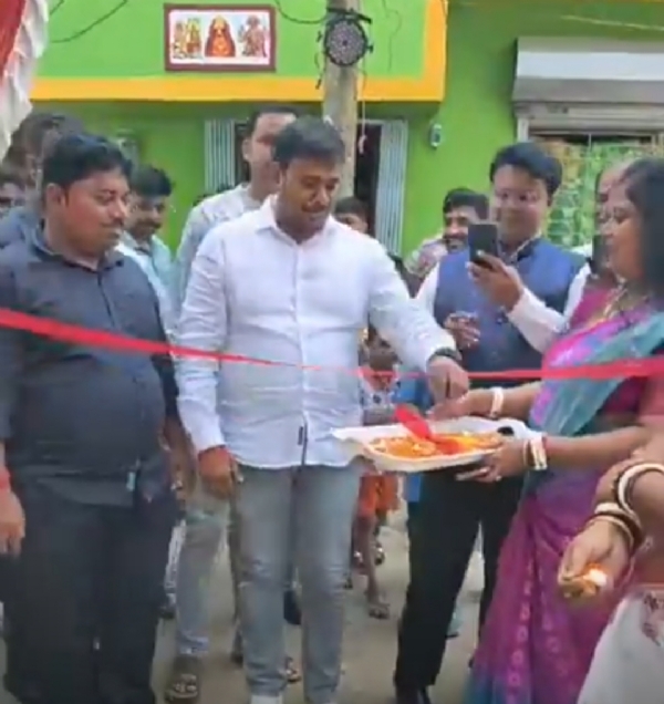 ফিতে  কেটে রক্তদান শিবিরের উদ্বোধন করছেন সুশান্ত ঘোষ