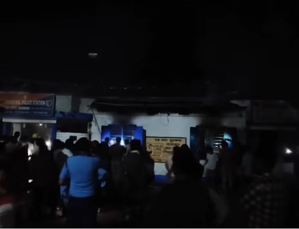 মালদার চাঁচল থানায় আগুন, ছড়ালো ব্যাপক চাঞ্চল্য মালদার চাঁচল থানায় আগুন, ছড়ালো ব্যাপক চাঞ্চল্য