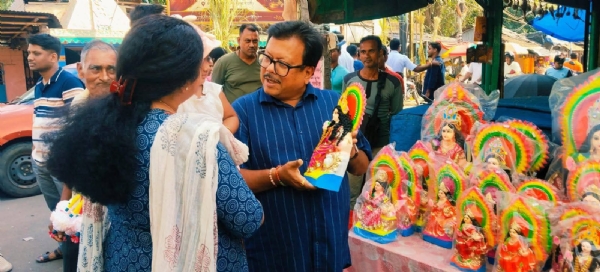 বাড়ির জন্য লক্ষ্মী ঠাকুর কিনছেন সুবীর নাগ