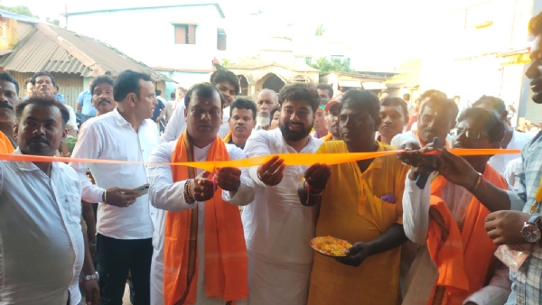 বাতানল সর্বজনীন লক্ষ্মীপুজোর উদ্বোধনে প্রশান্ত দিগার, দুঃস্থদের হাতে বস্ত্র বিতরণ