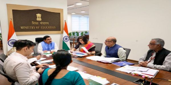 শিক্ষা মন্ত্রকের গুরুত্বপূর্ণ প্রকল্প রূপায়ণে পর্যালোচনা বৈঠক প্রহ্লাদ যোশীর