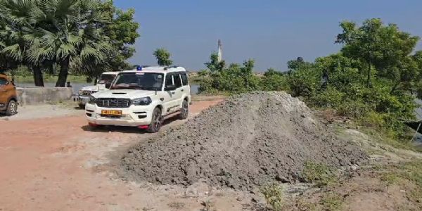 ইছামতি নদীতে বালি পাচারের বিরুদ্ধে বসিরহাট পুলিশের অভিযান, চারটি বালিবোঝাই নৌকা বাজেয়াপ্ত; গ্রেপ্তার কয়েকজন