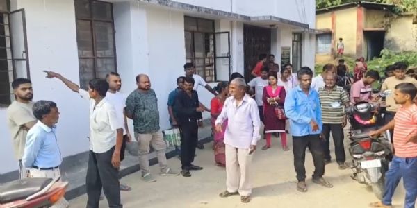 রিচার্জ বন্ধ, বিদ্যুৎ বিচ্ছিন্ন! কুমারঘাটে নিগমের অফিসে গ্রাহকদের বিক্ষোভ