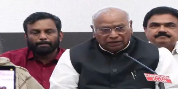 মুখ্য নির্বাচন কমিশনারকে বাঁচাতে সবরকম কৌশল অবলম্বন করছে সরকার: মল্লিকার্জুন খাড়গে