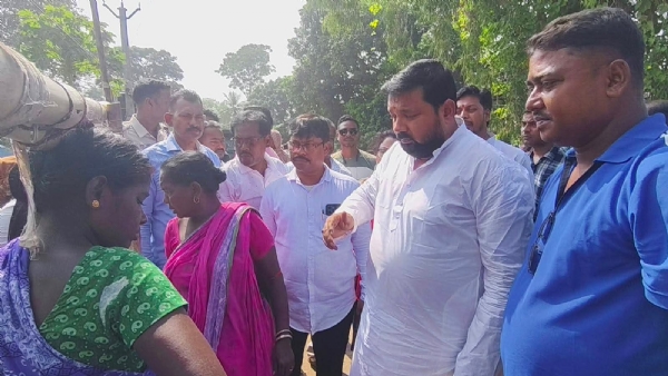 পুরশুড়ায় অগ্নিকাণ্ডে ক্ষতিগ্রস্ত পরিবারের পাশে বিধায়ক বিমান ঘোষ