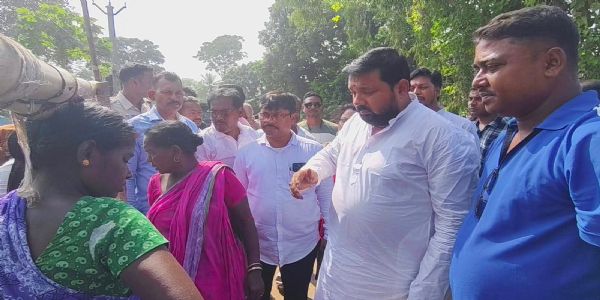 পুরশুড়ায় অগ্নিকাণ্ডে ক্ষতিগ্রস্ত পরিবারের পাশে বিধায়ক বিমান ঘোষ