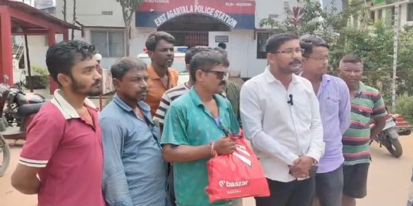 সততার নজির গড়লেন টমটম চালক গৌতম, স্বর্ণালংকার ও টাকাভর্তি ব্যাগ তুলে দিলেন পুলিশের হাতে