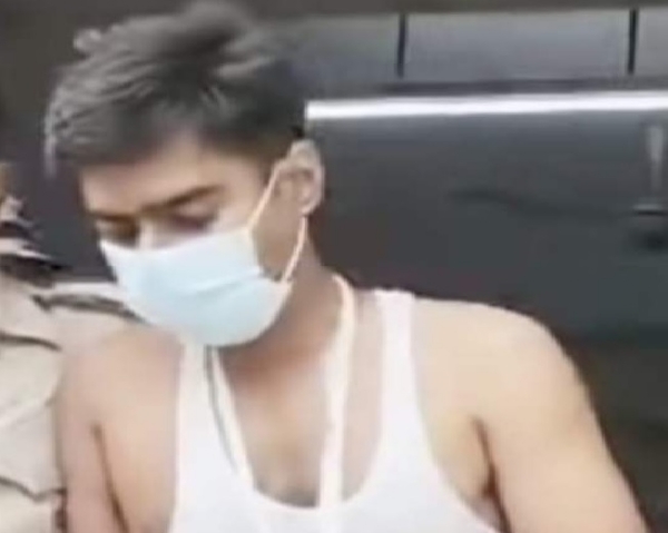 ঘটনায় এক পুলিশকর্মী জখম হন