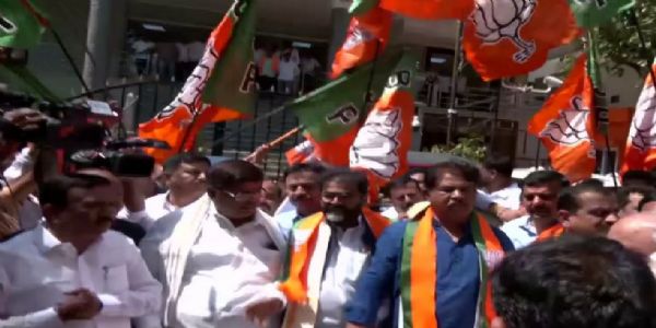 এনডিএ-র ক্লিন সুইপ, ব্যালট পেপার বিতর্কে কংগ্রেসকে বিঁধলেন আর অশোক