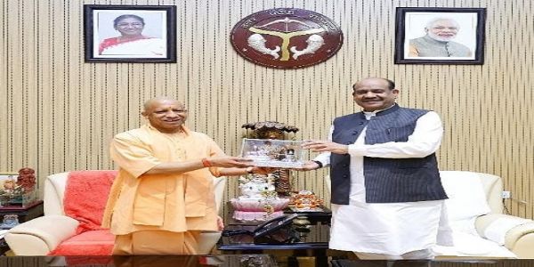 লোকসভার স্পিকার ওম বিড়লার সঙ্গে যোগী আদিত্যনাথের সৌজন্য সাক্ষাৎ