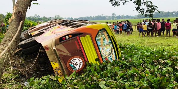 গোতান-আরামবাগগামী বাস উল্টে আহত ১৫, ঘটনাস্থলে পুলিশ