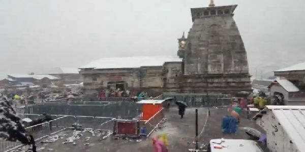কেদারনাথে ফের তুষারপাত, পারদ পতনে জাঁকিয়ে শীত