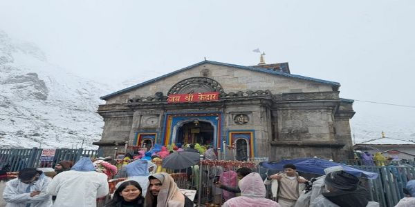 তুষারপাত ও তীব্র শীত উপেক্ষা করেই কেদারনাথ ধামে পুণ্যার্থীদের ভিড়