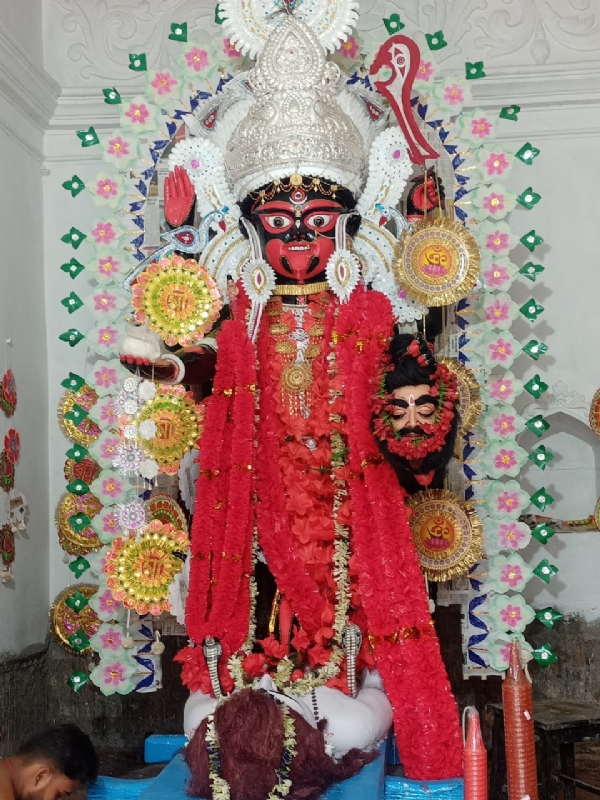 কাঁকসার বনকাটির রায় পরিবারের শশ্মান কালী প্রায় ৯০০ বছরের প্রাচীন, নরবলির বদলে নিবেদন করা হয় পরিবারের একজনের একফোঁটা রক্ত