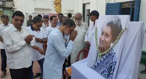 ইন্দিরা গান্ধীকে শ্রদ্ধা
