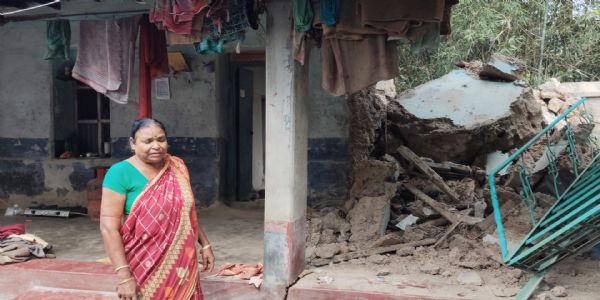 অর্ণবের প্রভাবে ভেঙে পড়ল মাটির বাড়ি, সরকারি আবাসের অপেক্ষায় অর্চনা
