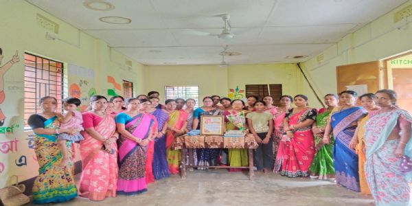 সহকর্মীদের শ্রদ্ধা-ভালোবাসায় আবেগঘন বিদায় সংবর্ধনা আইসিডিএস সুপারভাইজারকে