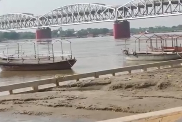 বারাণসীতে নামছে গঙ্গার জলস্তর, এখনও জলমগ্ন একাধিক ঘাট বারাণসীতে নামছে গঙ্গার জলস্তর, এখনও জলমগ্ন একাধিক ঘাট