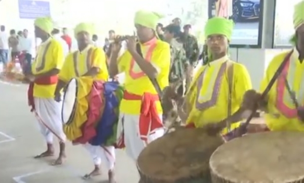 বিমানবন্দরে জমকালো সংবর্ধনা
