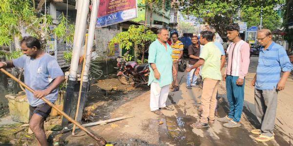 উত্তরপাড়ার ১৪ নম্বর ওয়ার্ডে নিকাশি নালা পরিষ্কারের কাজ শুরু, প্রশাসনিক পদক্ষেপে স্বস্তিতে এলাকাবাসী