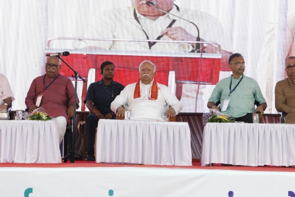 বালাঘাটের করঞ্জায় স্মৃতি ভবন এবং বালাসাহেব দেওরাস চক্ষু হাসপাতালের উদ্বোধনী অনুষ্ঠানে মঞ্চে সরসঙ্ঘচালক মোহন ভাগবত এবং অন্যান্য অতিথিরা।