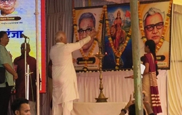 করঞ্জায় বালাসাহেব দেওরস এবং ভাউরাও দেওরাসের ছবিতে মালা পরাচ্ছেন সরসঙ্ঘচালক