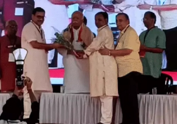 করঞ্জায় স্মৃতি ভবন এবং বালাসাহেব দেওরাস চক্ষু হাসপাতালের উদ্বোধনী অনুষ্ঠানে সরসঙ্ঘচালককে স্বাগত