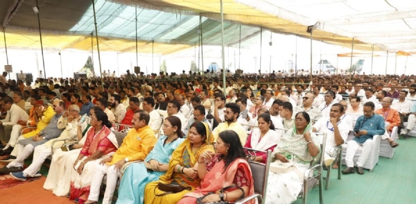 মধ্যপ্রদেশের বালাঘাটের করঞ্জায় অনুষ্ঠিত স্মৃতি ভবন এবং বালাসাহেব দেওরাস চক্ষু হাসপাতালের উদ্বোধনী অনুষ্ঠানে উপস্থিত লোকজন।