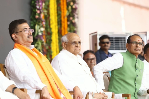 વારાણસી થી વડનગર સેવા યાત્રા કાર્યક્રમમાં ભૂપેન્દ્ર પટેલ પશ્ચિમ બંગાળના સીએમ સુવેન્દુ અધિકારી તથા શિવરાજ સિંહ ચૌહાણ