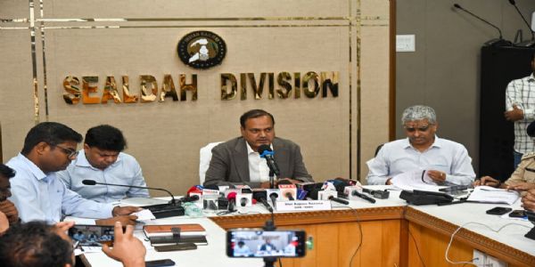 দুর্গাপুজোয় বরণ করে নিতে দর্শনার্থীদের জন্য নবরূপে সেজে প্রস্তুত শিয়ালদহ ডিভিশন
