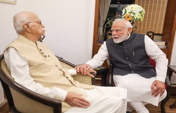 আডবাণীর সঙ্গে সাক্ষাৎ প্রধানমন্ত্রীর
