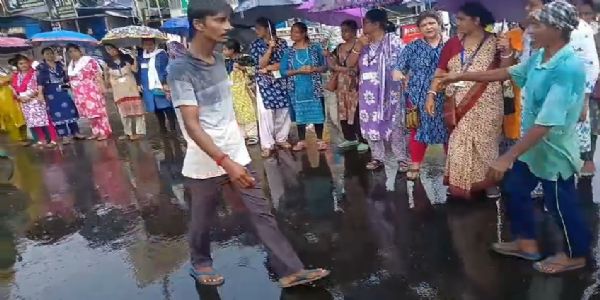 পুজোর মুখে বকেয়া বেতন ও বোনাসের দাবিতে পানিহাটি পুরসভায় অস্থায়ী কর্মীদের বিক্ষোভ
