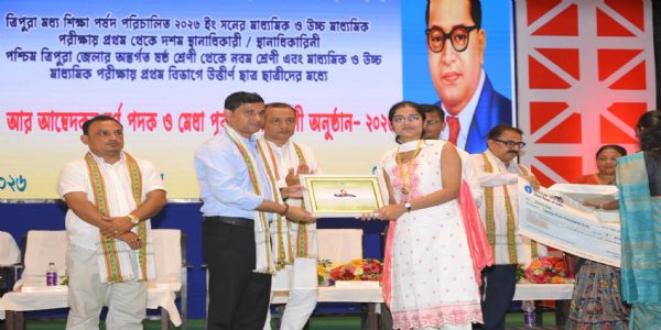 আগরতলায় মাধ্যমিক ও উচ্চ-মাধ্যমিক কৃতীদের মেধা পুরস্কার বিতরণ