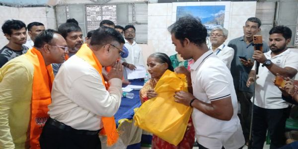 শ্রীরামপুরের মাহেশফাড়ি লালবাড়িতে বস্ত্র বিতরণ, অসহায় মানুষের হাতে নতুন বস্ত্র তুলে দিলেন মন্ত্রী ভাস্কর ভট্টাচার্য