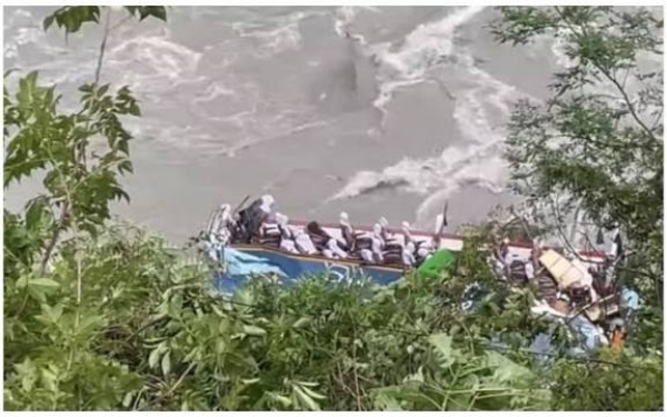 তামাকোশি নদীতে যাত্রীবাহী বাস দুর্ঘটনা