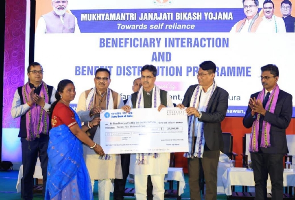 সুবিধাভোগীদের চেক বিলি