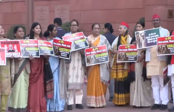 ভারত-আমেরিকা বাণিজ্য চুক্তির প্রতিবাদে সংসদ চত্বরে ধর্ণা বিরোধীদের