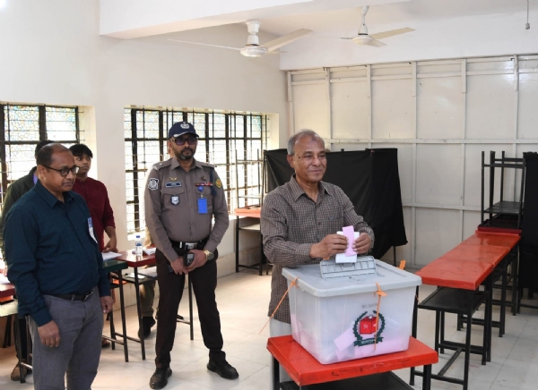 জাতীয় নির্বাচনে ভোট দিচ্ছেন স্বরাষ্ট্র উপদেষ্টা লেফটেন্যান্ট জেনারেল মোহম্মদ জাহাঙ্গির আলম চৌধুরী (অবসরপ্ৰাপ্ত)