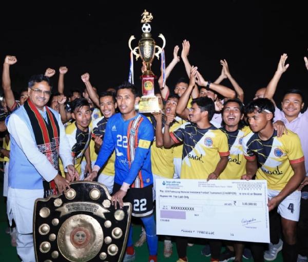 ফুটবলারদের সাথে মুখ্যমন্ত্রী ফুটবলারদের সাথে মুখ্যমন্ত্রী