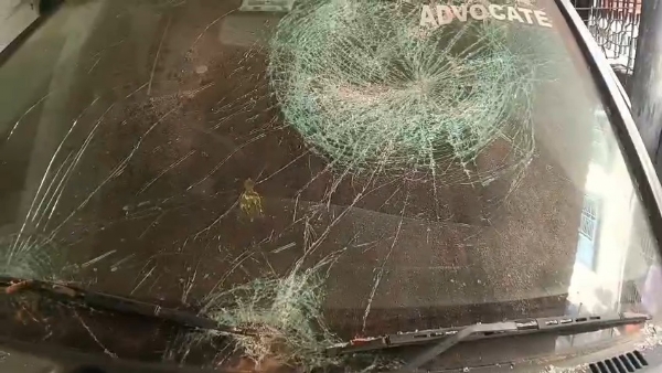 গাড়িতে হামলা