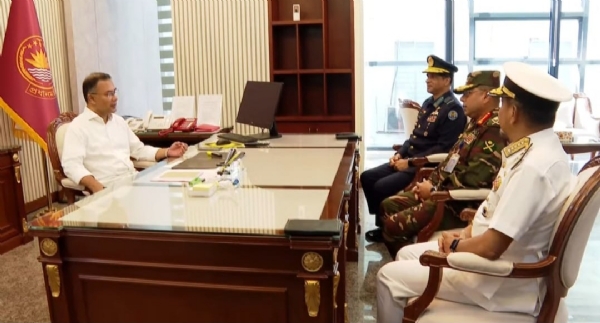 প্রধানমন্ত্রী তারেক রহমানের সঙ্গে সেনা, নৌ ও বিমানবাহিনী প্রধানদের সাক্ষাৎ