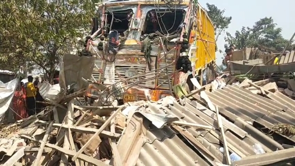 লড়ি ও স্কুটি ধাক্কা