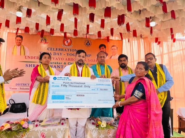 আর্থিক সহায়তার চেক বিতরণ আর্থিক সহায়তার চেক বিতরণ