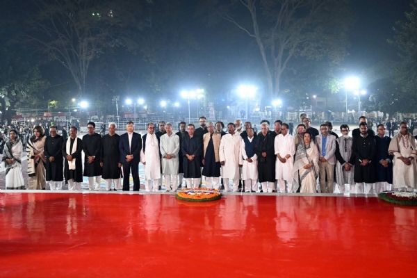 কেন্দ্রীয় শহিদ মিনারে প্রধানমন্ত্রী সহ মন্ত্রিপরিষদের সদস্যগণ কেন্দ্রীয় শহিদ মিনারে প্রধানমন্ত্রী সহ মন্ত্রিপরিষদের সদস্যগণ