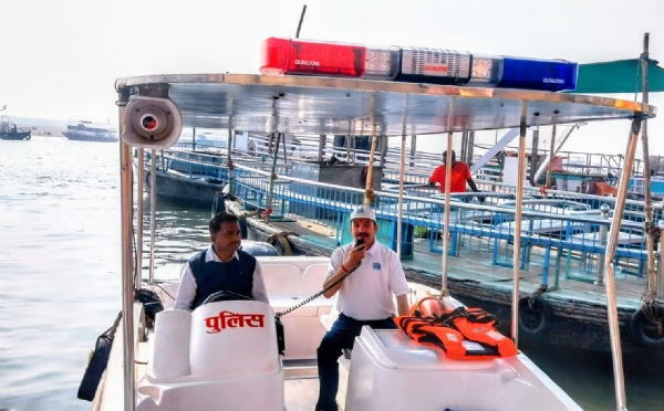 নৌকা দুর্ঘটনার পর গঙ্গা তটে যাত্রীদের নিরাপত্তা ও পরিচ্ছন্নতা নিয়ে সচেতনতা অভিযান নৌকা দুর্ঘটনার পর গঙ্গা তটে যাত্রীদের নিরাপত্তা ও পরিচ্ছন্নতা নিয়ে সচেতনতা অভিযান