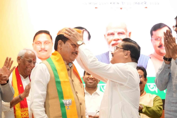 ভূপেন বরাকে বরণ করছেন দিলীপ শইকিয়া ভূপেন বরাকে বরণ করছেন দিলীপ শইকিয়া