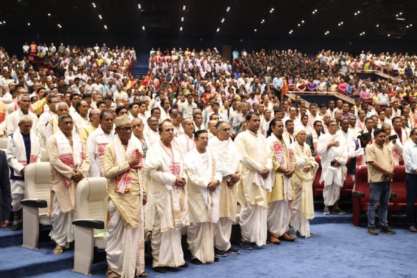 শিলান্যাস অনুষ্ঠানে রাজ্যের বিভিন্ন প্রান্ত থেকে আগত সত্রাধিকারী এবং ভকতবৃন্দের একাংশ